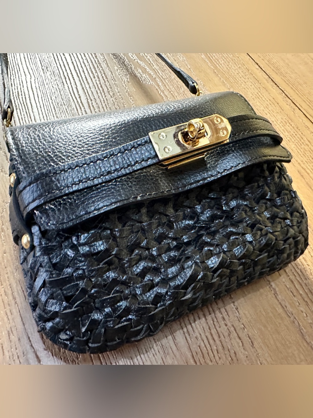 Serpui Black Woven Leather Crossbody bag with Gold Turn-Lock - Picture 3 of 15